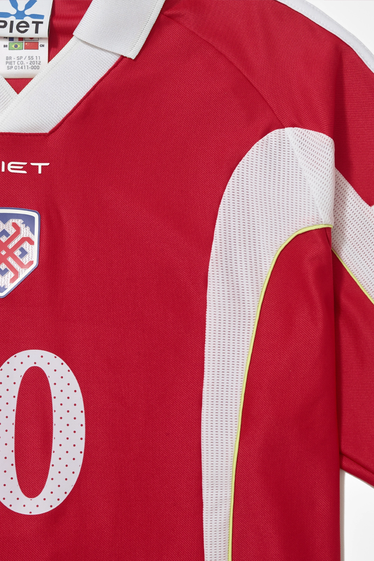 Jersey PIET F.C. Vermelha Manga Curta com Estampa e Patches - imagem 2