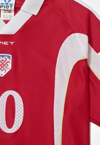 Jersey PIET F.C. Vermelha Manga Curta com Estampa e Patches - imagem 2