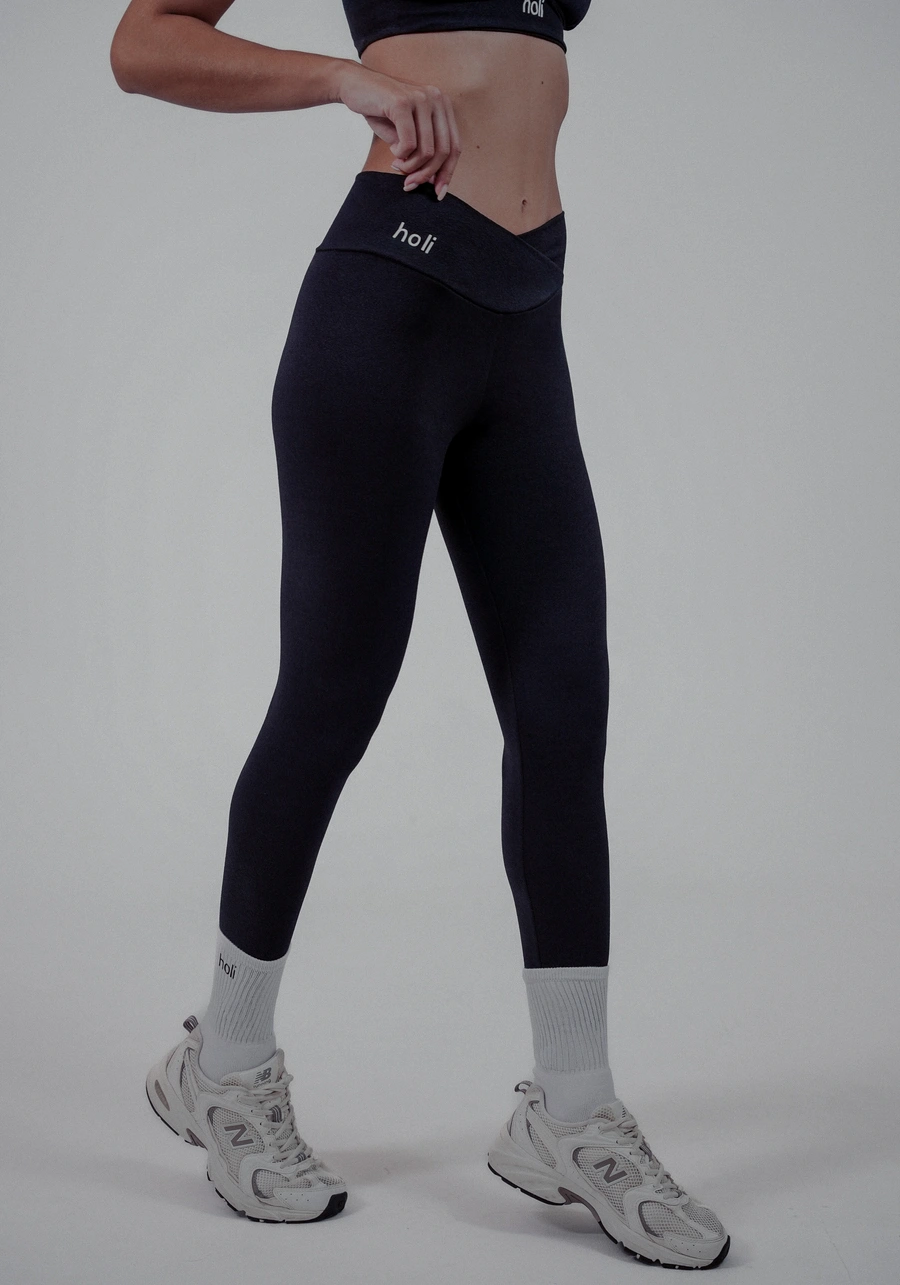 Conjunto Essential Preto — Top Triângulo + Legging V Cintura Cruzada