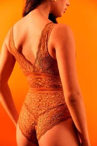 Body Sem Bojo de Renda Bicolor Conhaque - imagem 2