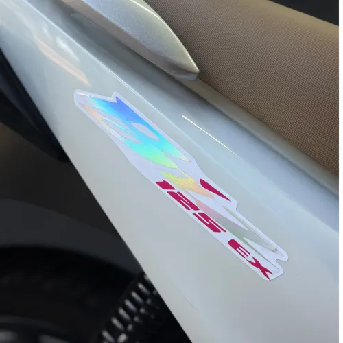 Kit Biz 125 EX 2025 rosa e holo