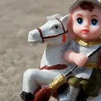 Imagem de São Jorge Infantil de Resina - 8 cm | Comprar na Lojinha Uai - imagem 2