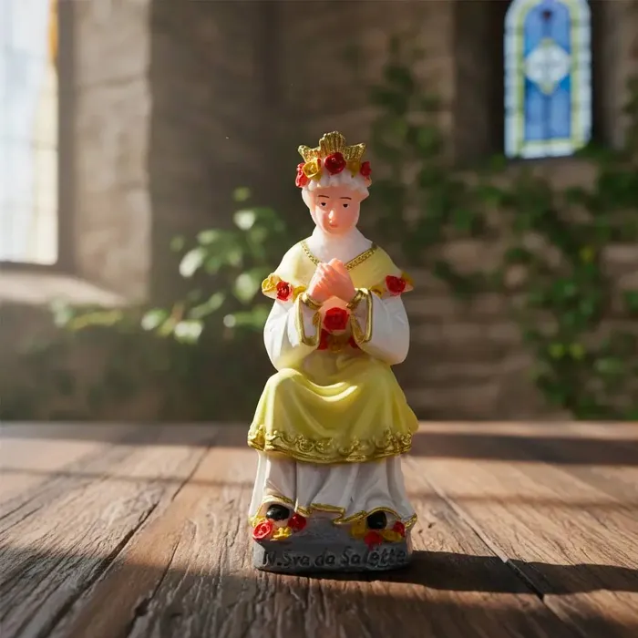 Imagem de Nossa Senhora de La Salete sentada de Resina - 9 cm | Comprar na Lojinha Uai