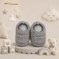 Sapatinho de Bebê de Tricô Cinza - Recém Nascido 0 a 3 meses | Lojinha Uai - imagem 1
