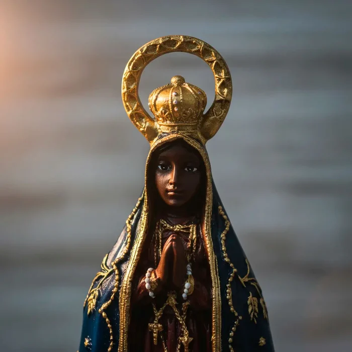 Imagem de Nossa Senhora Aparecida com Auréola de Resina - 15 cm | Comprar na Lojinha Uai