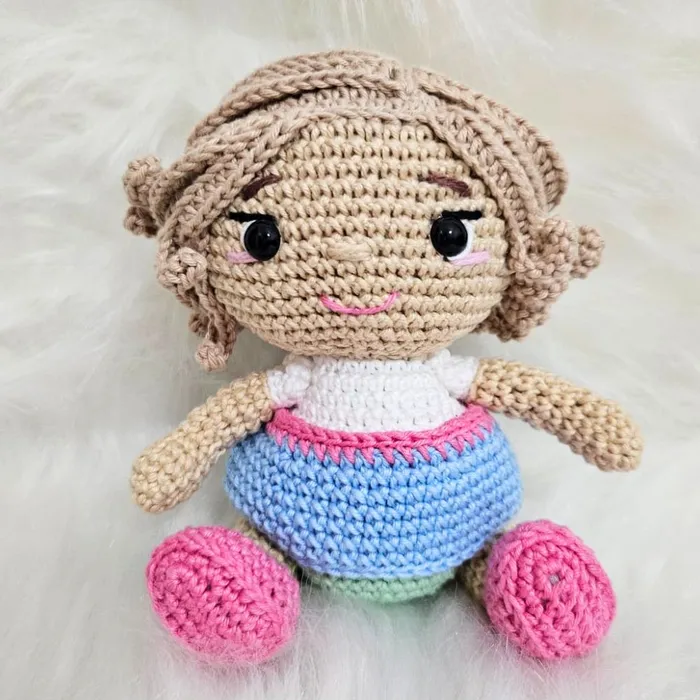 Amigurumi de Boneca Sentada de Crochê - 17 cm | Comprar na Lojinha Uai