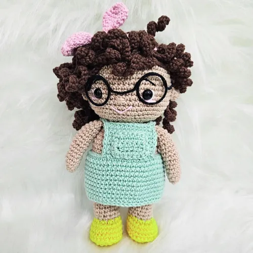 Boneca de Óculos Amigurumi de Crochê - 22 cm