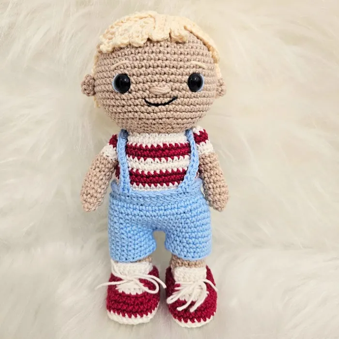 Amigurumi de Boneco Loiro de Crochê - 22 cm | Comprar na Lojinha Uai