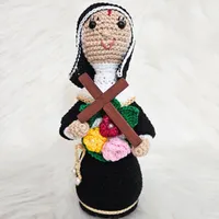 Amigurumi de Santa Rita de Crochê - 22 cm | Comprar na Lojinha Uai - imagem 1