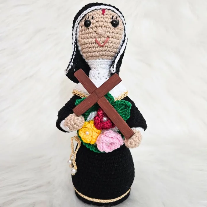 Amigurumi de Santa Rita de Crochê - 22 cm | Comprar na Lojinha Uai
