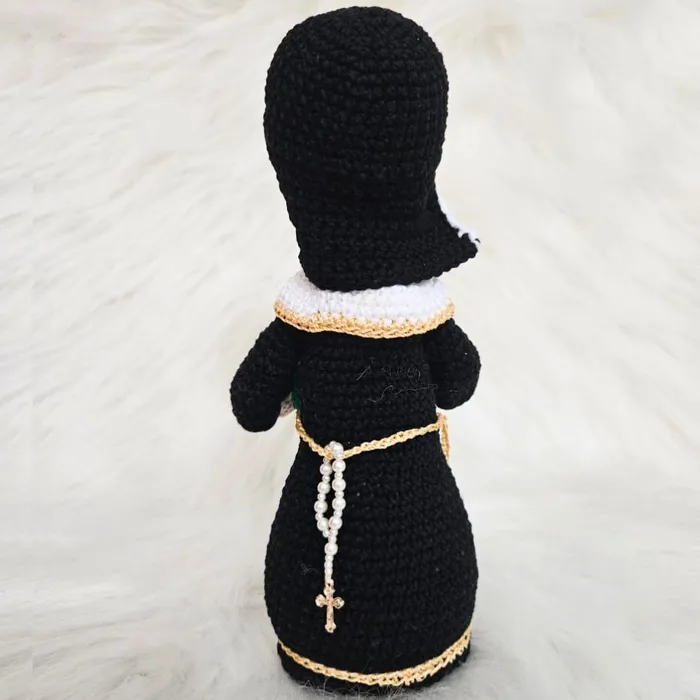Amigurumi de Santa Rita de Crochê - 22 cm | Comprar na Lojinha Uai
