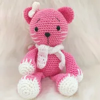 Amigurumi de Ursa Rosa de Crochê - 24 cm | Comprar na Lojinha Uai - imagem 1