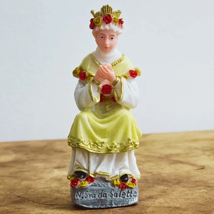 Imagem de Nossa Senhora de La Salete sentada de Resina - 9 cm | Comprar na Lojinha Uai