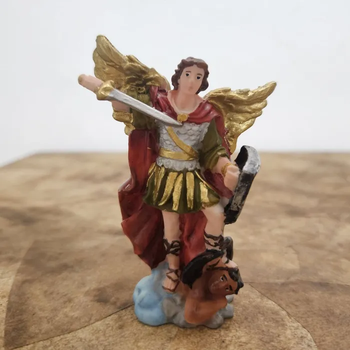 Imagem de São Miguel Arcanjo de Resina - 9 cm | Comprar na Lojinha Uai