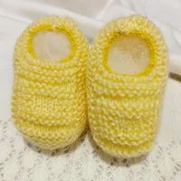 Sapatinho de Bebê de Tricô Amarelo - Recém Nascido 0 a 3 meses | Lojinha Uai - imagem 1