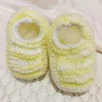 Sapatinho de Bebê de Tricô Amarelo Recém Nascido RN 0 a 3 meses | Comprar na Lojinha Uai - imagem 1