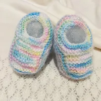 Sapatinho de Bebê de Tricô Colorido - Recém Nascido 0 a 3 meses | Lojinha Uai - imagem 1