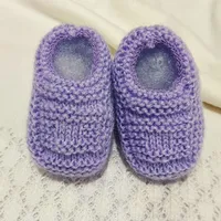 Sapatinho de Bebê de Tricô Lilás - Recém Nascido 0 a 3 meses | Lojinha Uai - imagem 1