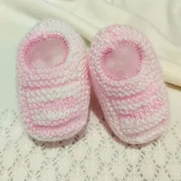 Sapatinho de Bebê de Tricô Rosa e Branco - Recém Nascido 0 a 3 meses | Lojinha Uai - imagem 1