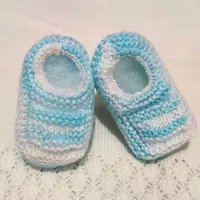 Sapatinho de Bebê de Tricô Azul e Branco - Recém Nascido 0 a 3 meses | Comprar Lojinha Uai - imagem 1