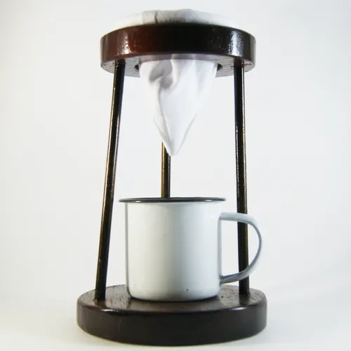 Kit Coador de Café com Suporte de Madeira e Ferro + Coador de Pano e Caneca 18 cm