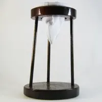 Suporte Coador de Café de Madeira e Ferro + coador + caneca sortida - 18 cm | Lojinha Uai - imagem 2