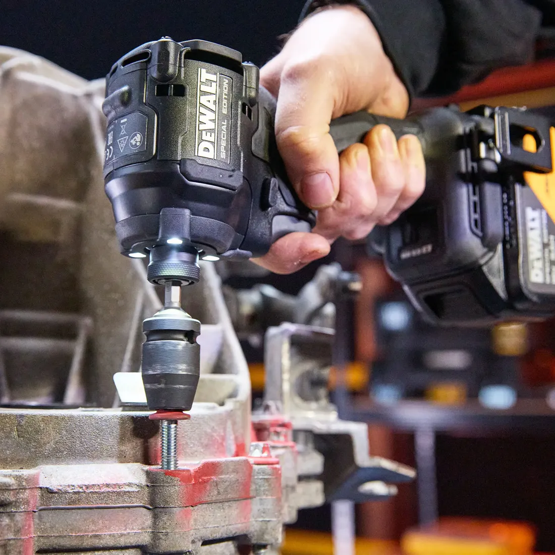 Parafusadeira de impacto 1/4" 20V Kit Edição especial F1 Mclaren DCF86MP2T-BR Dewalt
