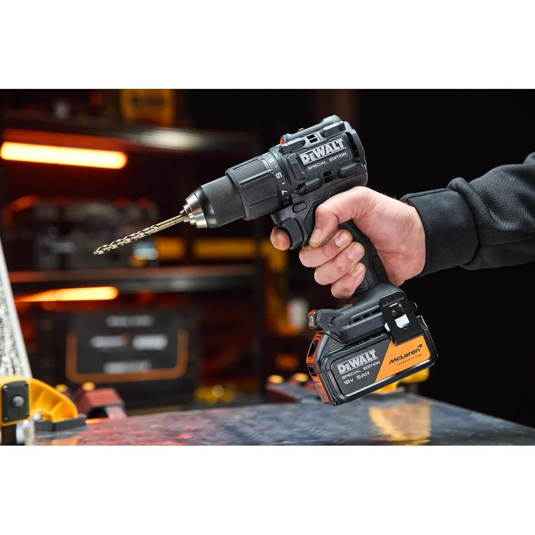 Parafusadeira/Furadeira impacto 20V kit edição especial F1 Mclaren DCD86MP2T-BR Dewalt