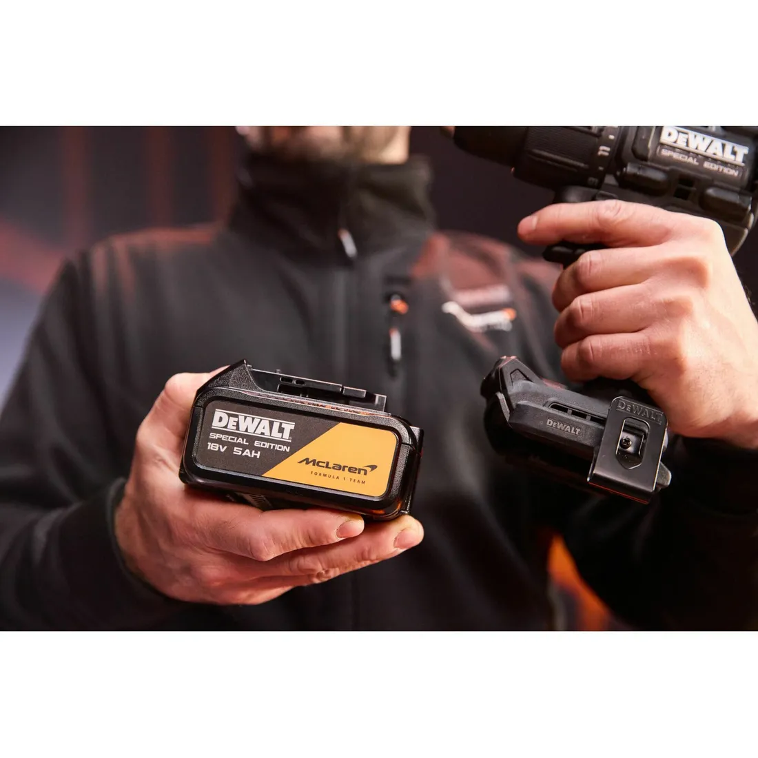 Parafusadeira/Furadeira impacto 20V kit edição especial F1 Mclaren DCD86MP2T-BR Dewalt