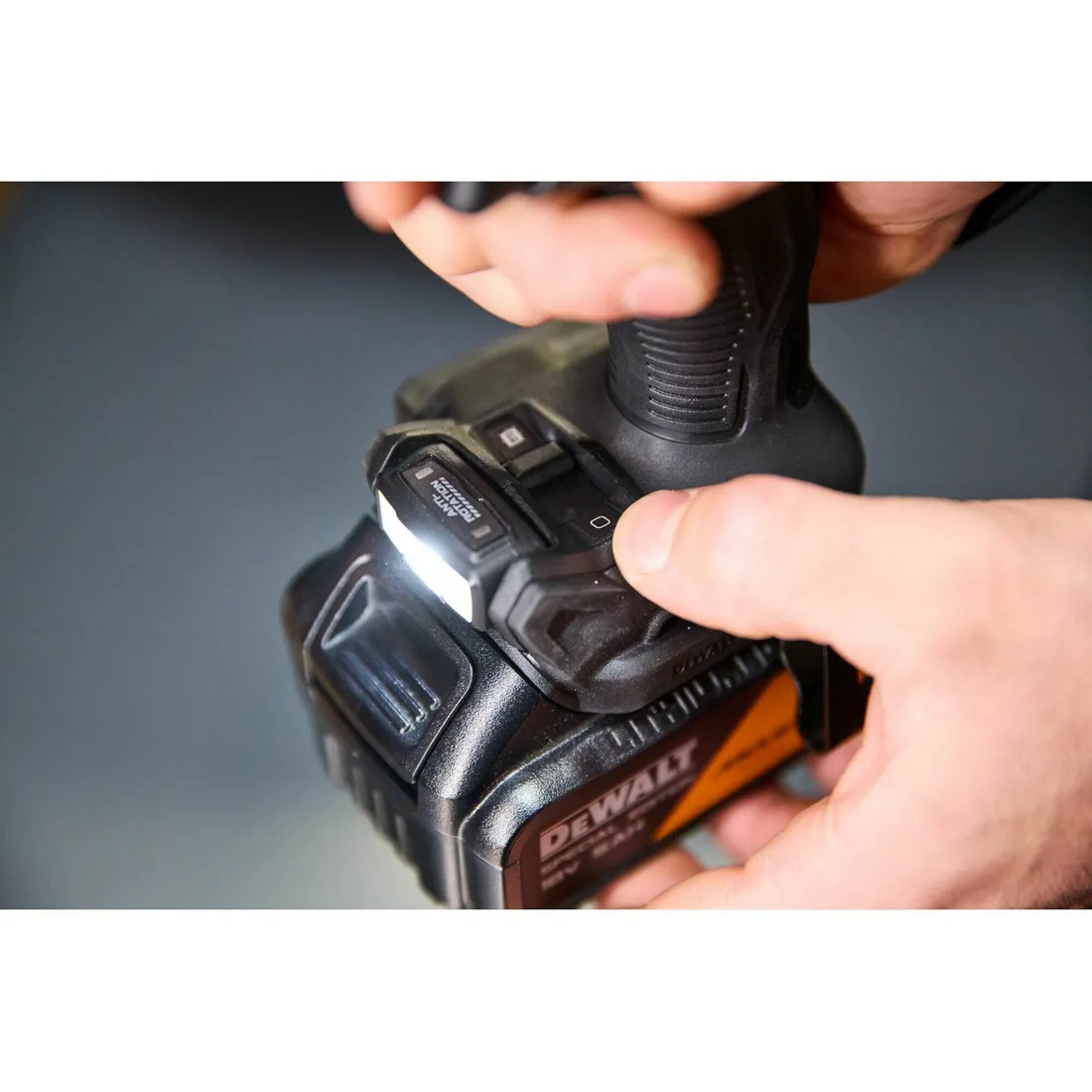 Parafusadeira/Furadeira impacto 20V kit edição especial F1 Mclaren DCD86MP2T-BR Dewalt