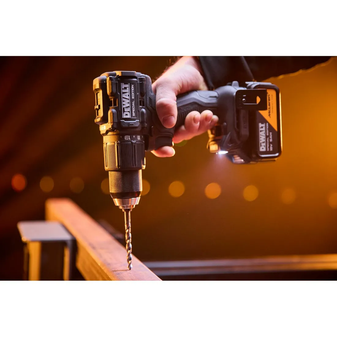 Parafusadeira/Furadeira impacto 20V kit edição especial F1 Mclaren DCD86MP2T-BR Dewalt