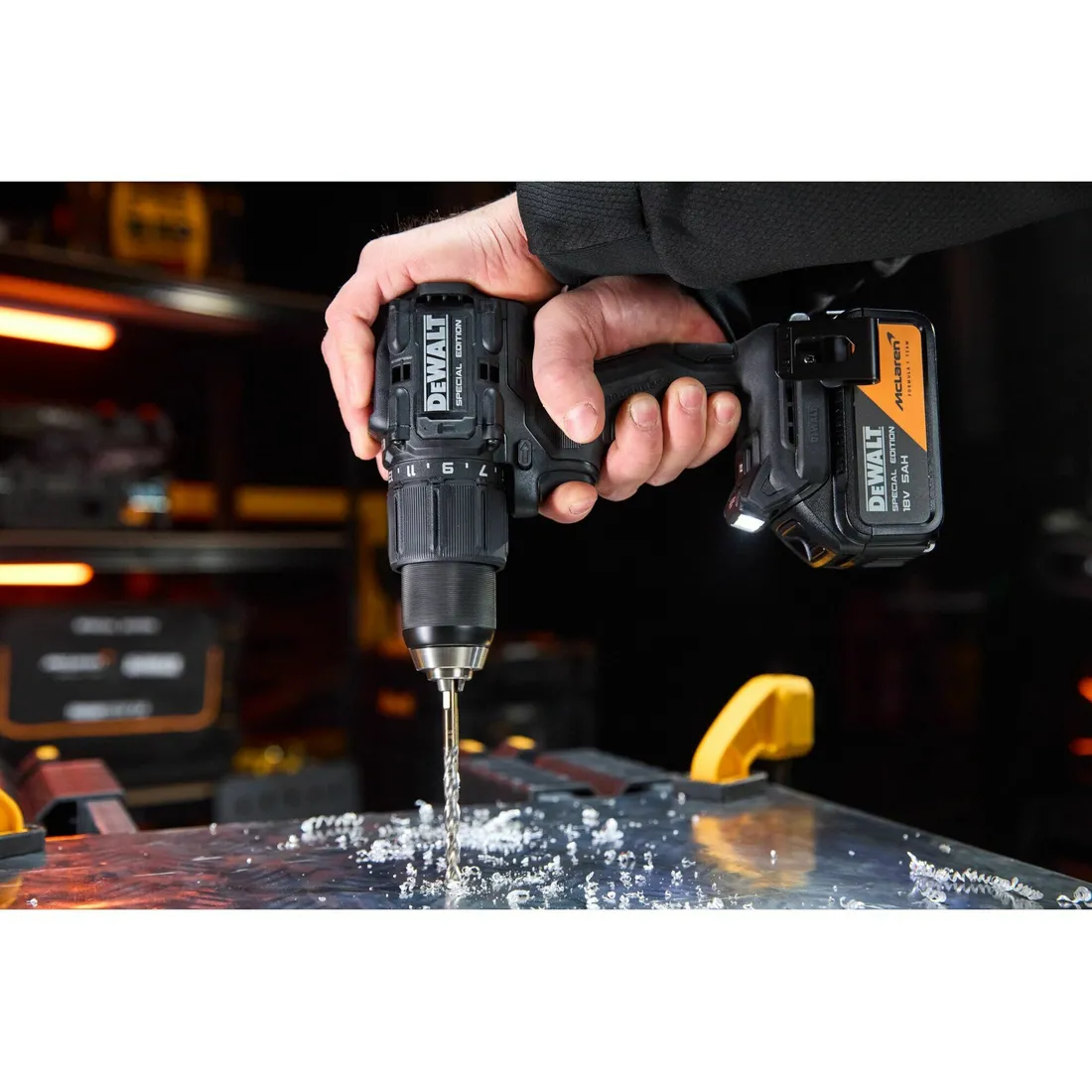 Parafusadeira/Furadeira impacto 20V kit edição especial F1 Mclaren DCD86MP2T-BR Dewalt