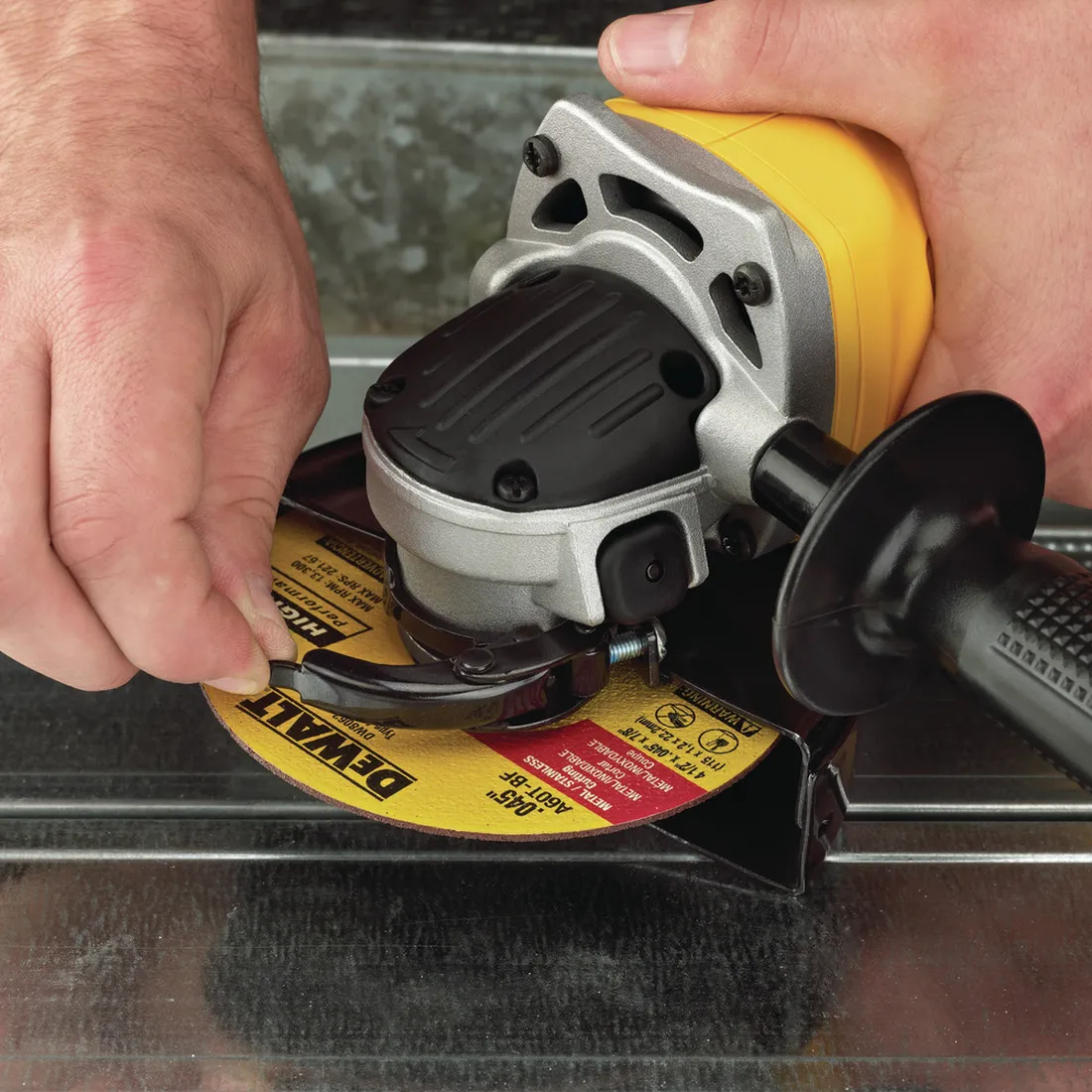 ESMERILHADEIRA 4 1/2”-5" (115-125MM) 20V MAX* LI-ION, SEM BATERIA E SEM CARREGADOR-  DEWALT DCG412B