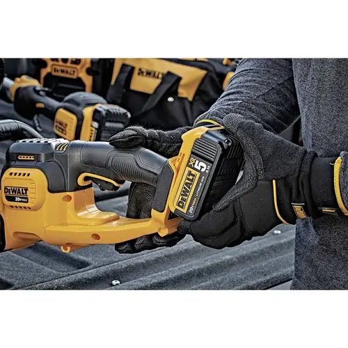 Aparador de Cerca Viva 22" 20V MAX LI-ION DEWALT DCHT820B