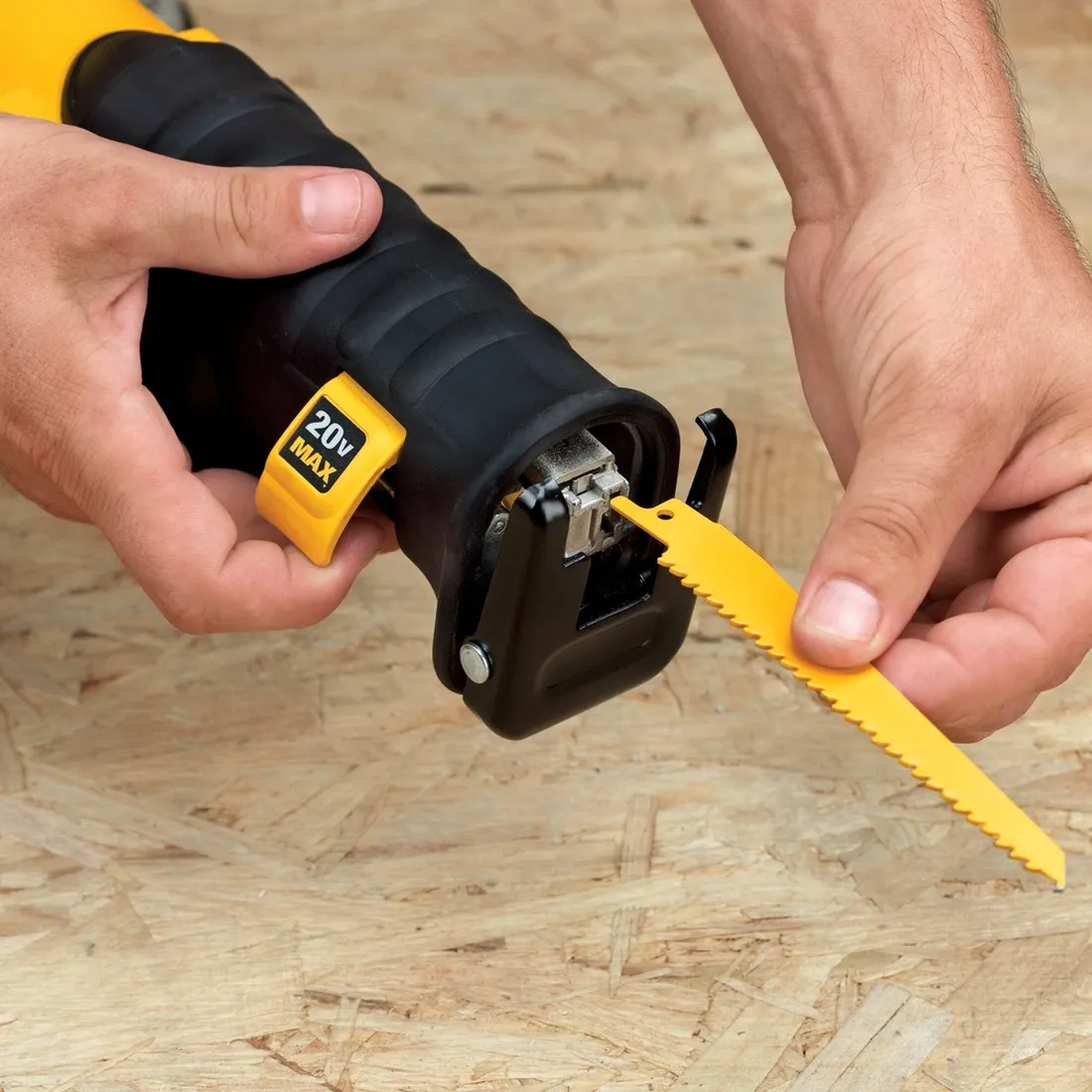 Serra Sabre 20V MAX LI-ION (sem bateria e sem carregador) DCS380B DEWALT
