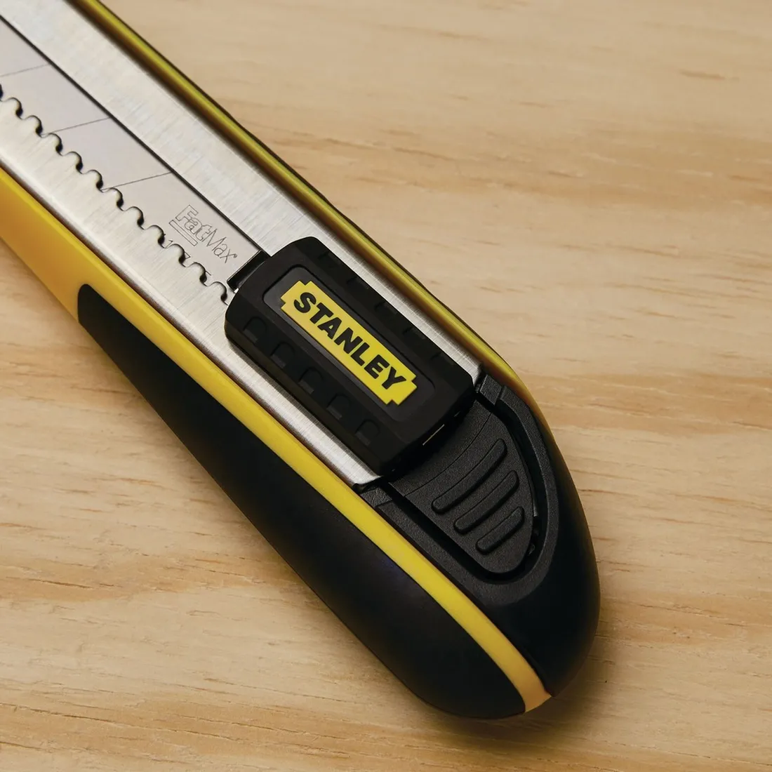 ESTILETE RETRÁTIL COM LÂMINAS DE REPOSIÇÃO FATMAX 10-486 STANLEY