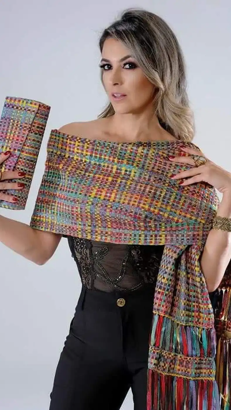 Echarpe Lisa Pequena Artesanal Com Detalhe | Moça Prendada