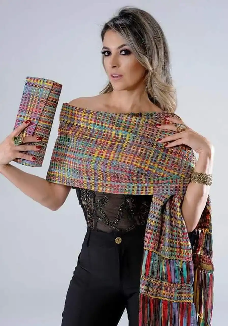 Echarpe Lisa Pequena Com Detalhe