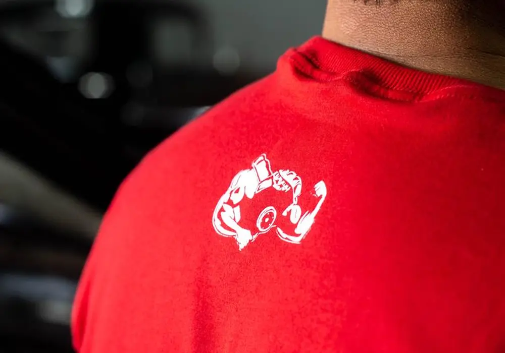 Camiseta Vermelha – Logo Branca