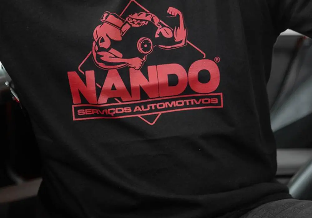 Camiseta Preta - Logo Vermelha