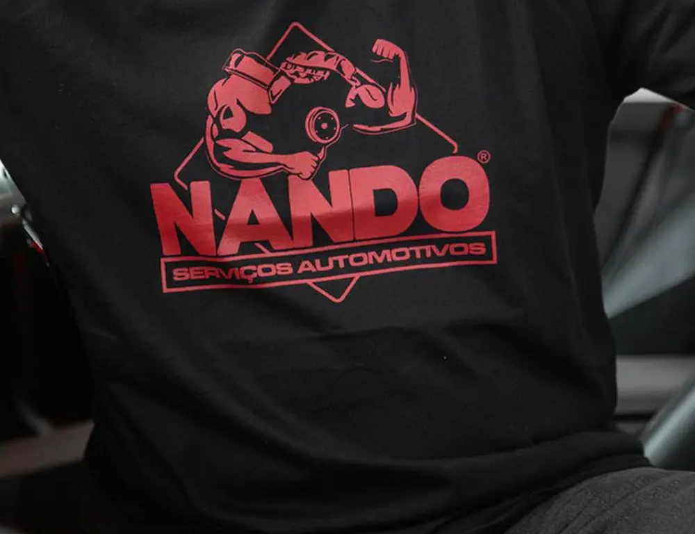 Camiseta Preta - Logo Vermelha
