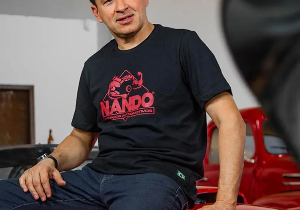 Camiseta Preta - Logo Vermelha