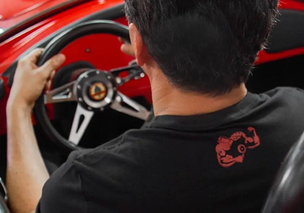 Camiseta Preta - Logo Vermelha