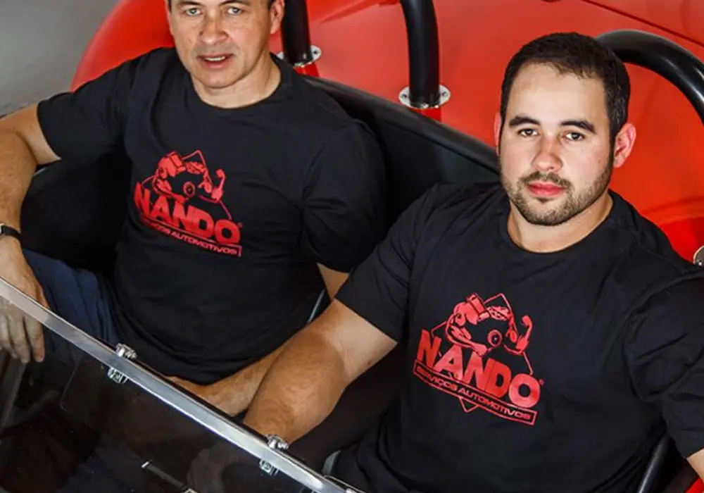 Camiseta Preta - Logo Vermelha