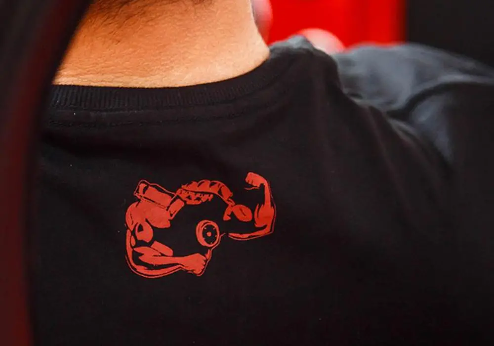 Camiseta Preta - Logo Vermelha