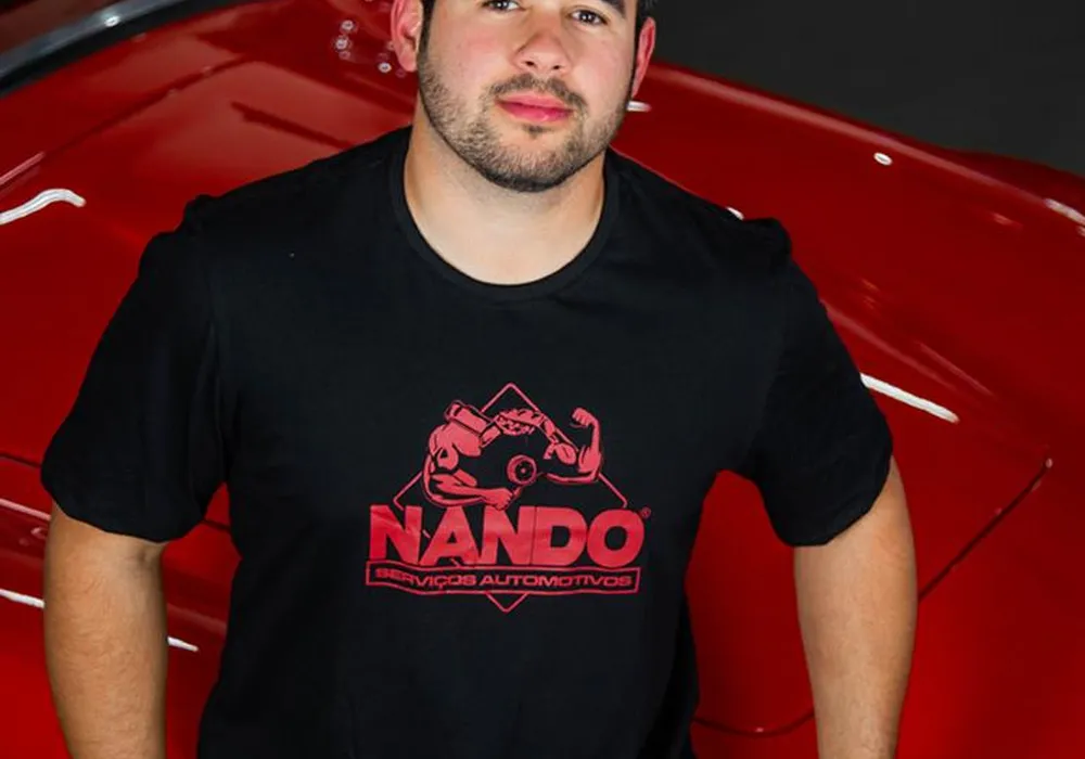 Camiseta Preta - Logo Vermelha