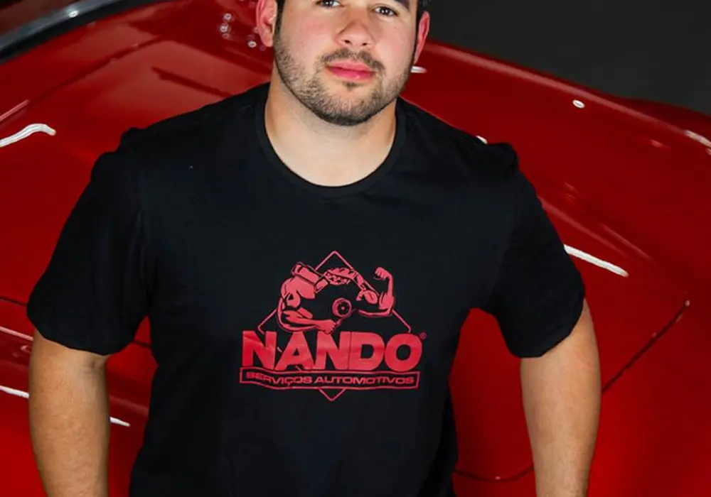 Camiseta Preta - Logo Vermelha