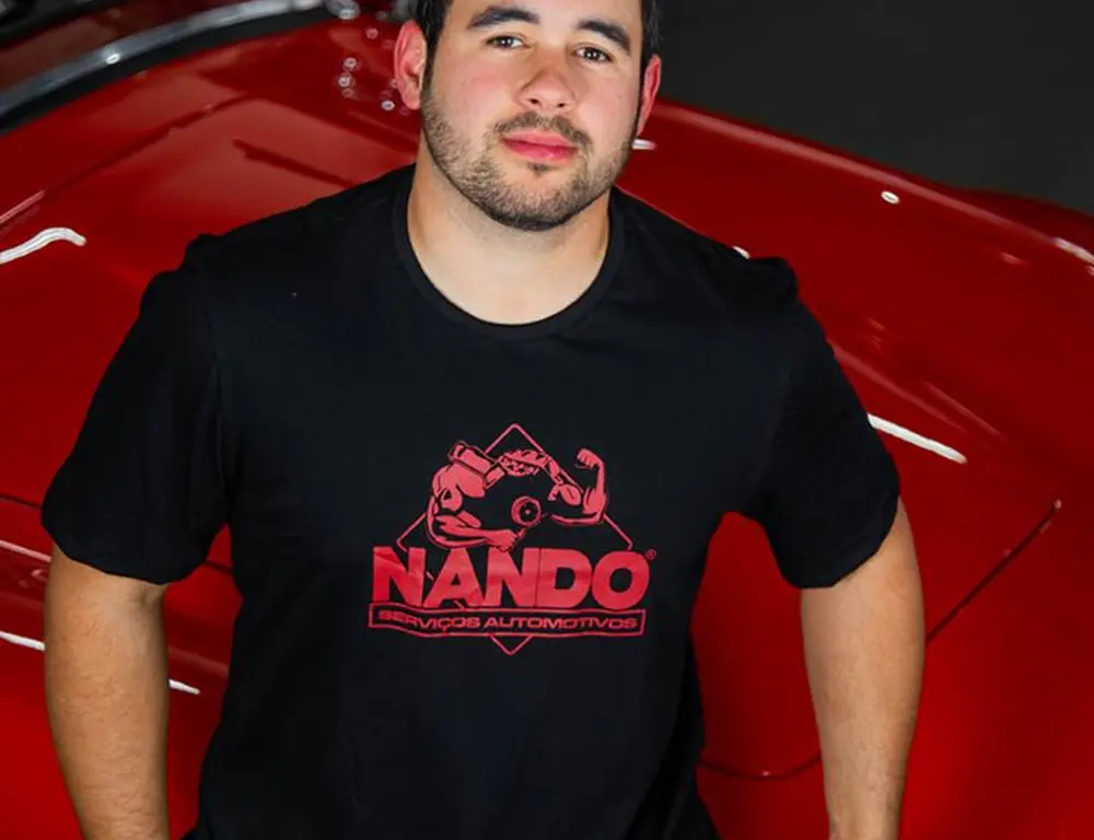 Camiseta Preta - Logo Vermelha