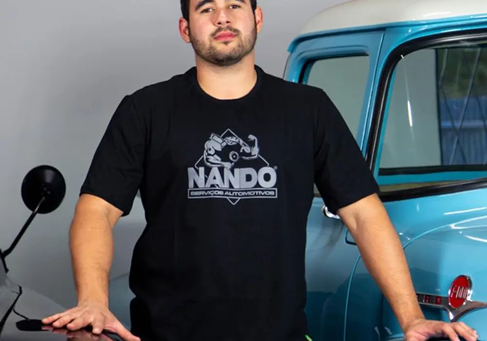 Camiseta Preta - Logo Cinza