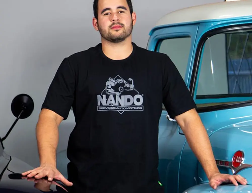 Camiseta Preta - Logo Cinza